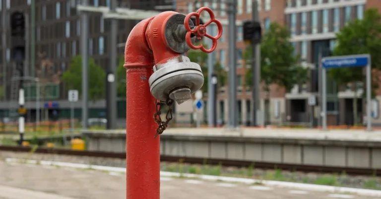 Technik PPOŻ sprawdzający hydrant wewnętrzny w budynku usługowym