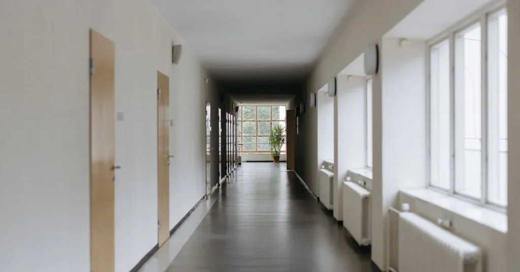 Czujki dymu i elementy ochrony przeciwpożarowej w korytarzu budynku