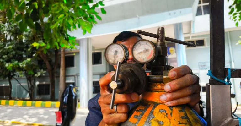 Serwisant sprawdza oznaczenia i zawór butli CO2 przed legalizacją UDT
